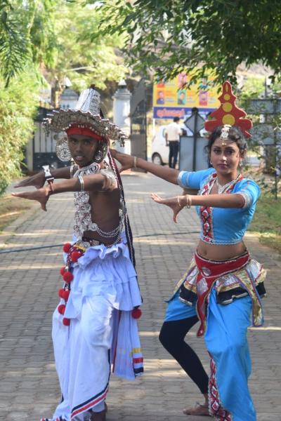 Img 202අ/බස්තියන් සිල්වා විදුහලේ වෙස් නැටුම් ශිල්පින් දෙදෙනෙකු30818 Wa0093