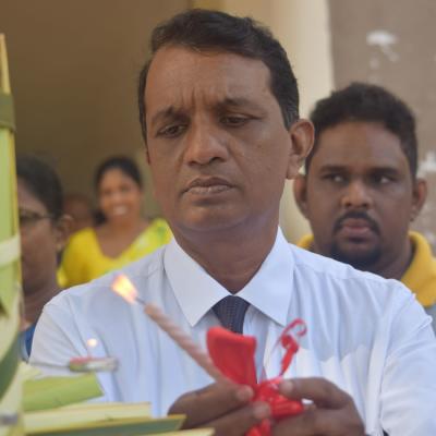 සුභ මොහොතින් විදුහල්පතිතුමා අතින් පොල් තෙල් පහන දැල්විම