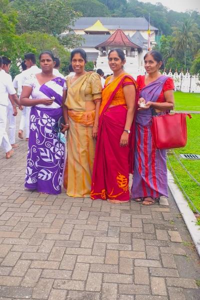 දළාදා මාවලිගාව ඉදිරිපිට 